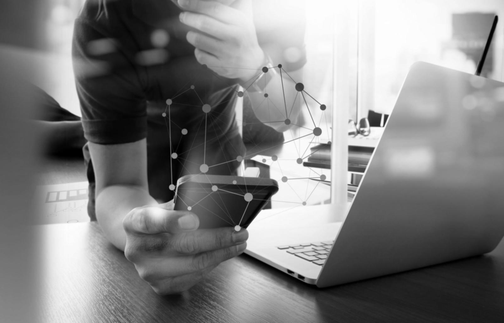 Trainer erklärt Keyword-Analyse am Bildschirm